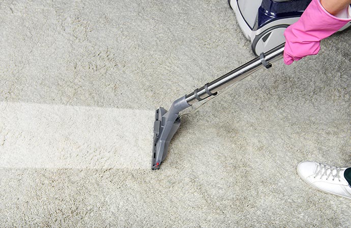 perso winter cleaning white carpet with vacuum cleaner